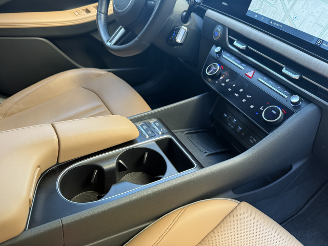 칼럼식 기어를 택했지만 암레스트로 인해 수납공간은 넉넉하게 확보하지 못했다.